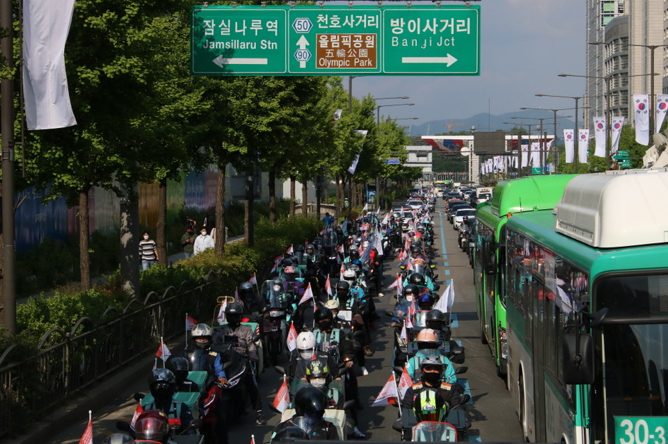 내비실거리 오류 피해 손해 배상하라! 배달플랫폼 노동자 집회와 오토바이 행진