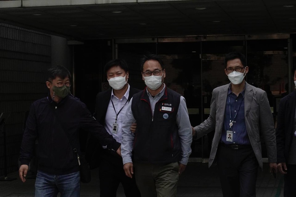 윤택근 민주노총 수석부위원장이 지난해 서울 도심에 대규모 집회를 연 혐의로 구속됐다.
