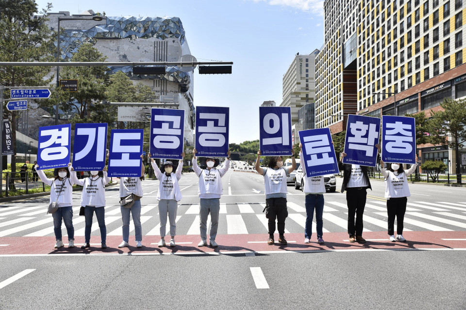 10일 경기도 수원 광교에서 캠페인 참가자들이 거리 선전전을 진행하고 있다. ⓒ보건의료노조