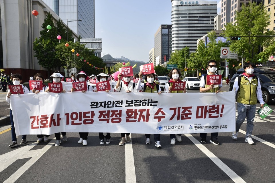 보건의료노조가 5월 12일 제51회 국제간호사의 날을 맞아 대한간호협회와 처음으로 공동 결의대회를 열고 간호법 제정 등을 촉구하며 거리행진을 벌였다.@보건의료노조