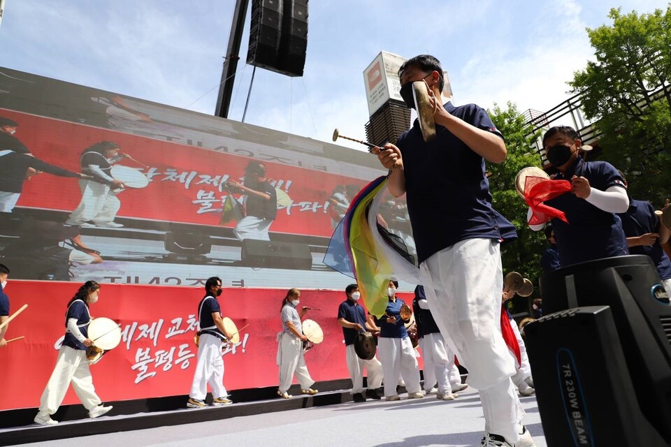5.18 전국노동자대회에서 풍물패가 공연하고 있다.