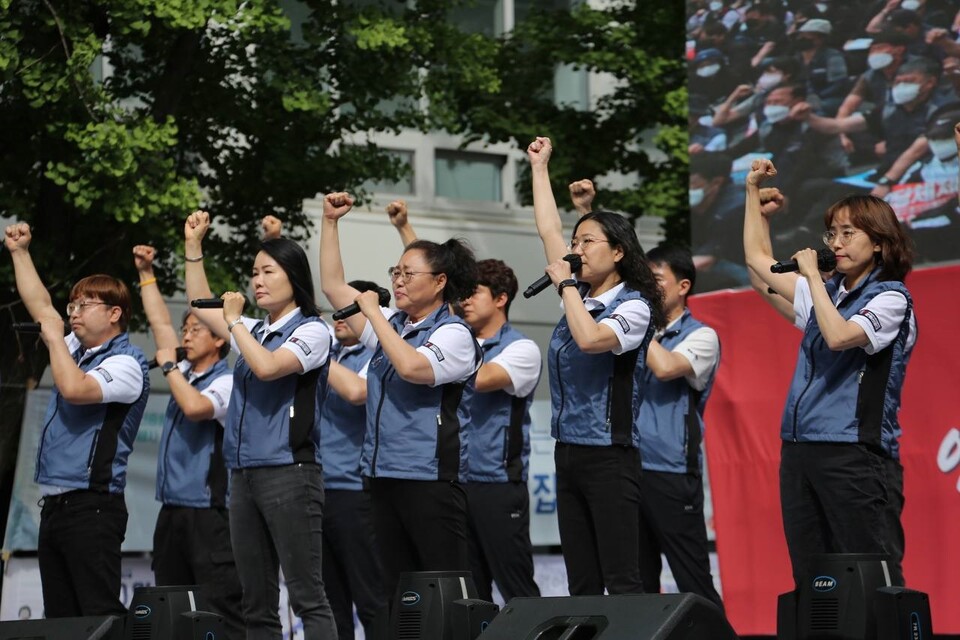 전국노동자노래패협의회가 5.18 노동자대회에서 노래공연을 하고 있다.