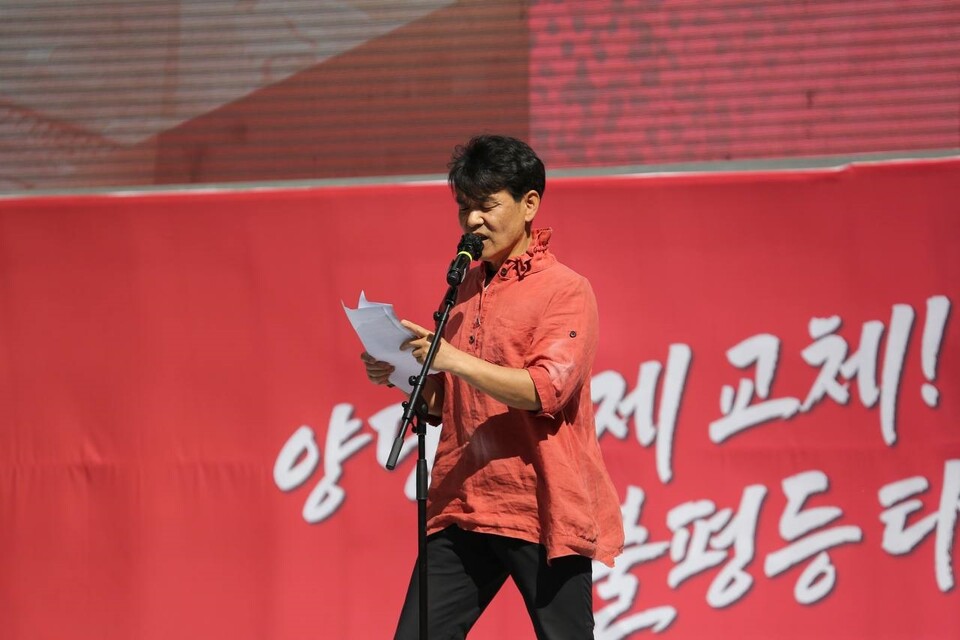 민예총 박종화 대표가 5.18 노동자대회에서 김남주 시인의 시 ‘학살’을 낭송하고 있다.