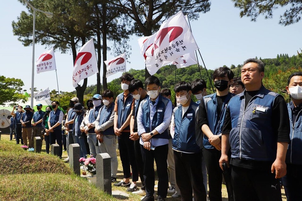 공무원노조가 망월동 민족민주열사묘역에서 합동참배를 진행하고 있다.