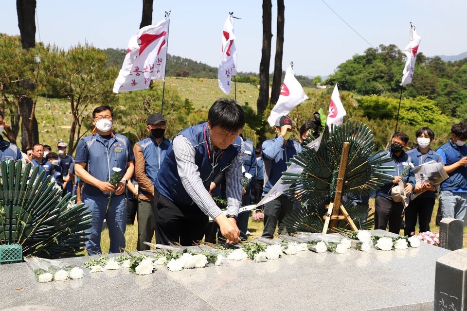 공무원노조 전호일 위원장이 망월동 민족민주열사묘역에서 열린 합동참배에서 헌화하고 있다.