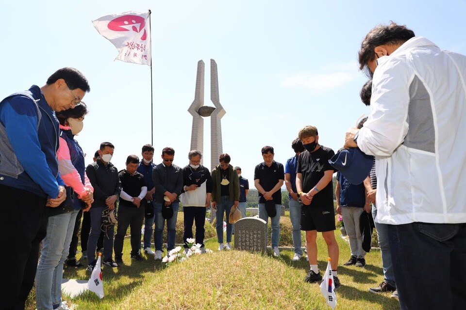 공무원노조 조합원들이 망월동 5.18 국립묘지에서 참배하고 있다.