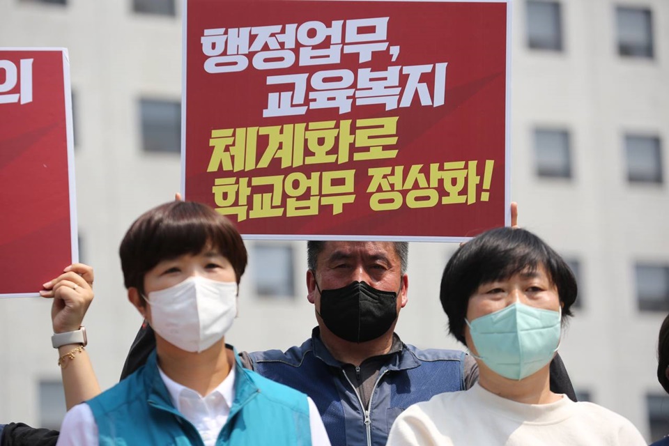 공무원, 교사, 학교비정규직 노조가 교육감선거를 앞두고 공동 정책요구안을 발표 기자회견을 진행하고 있다.