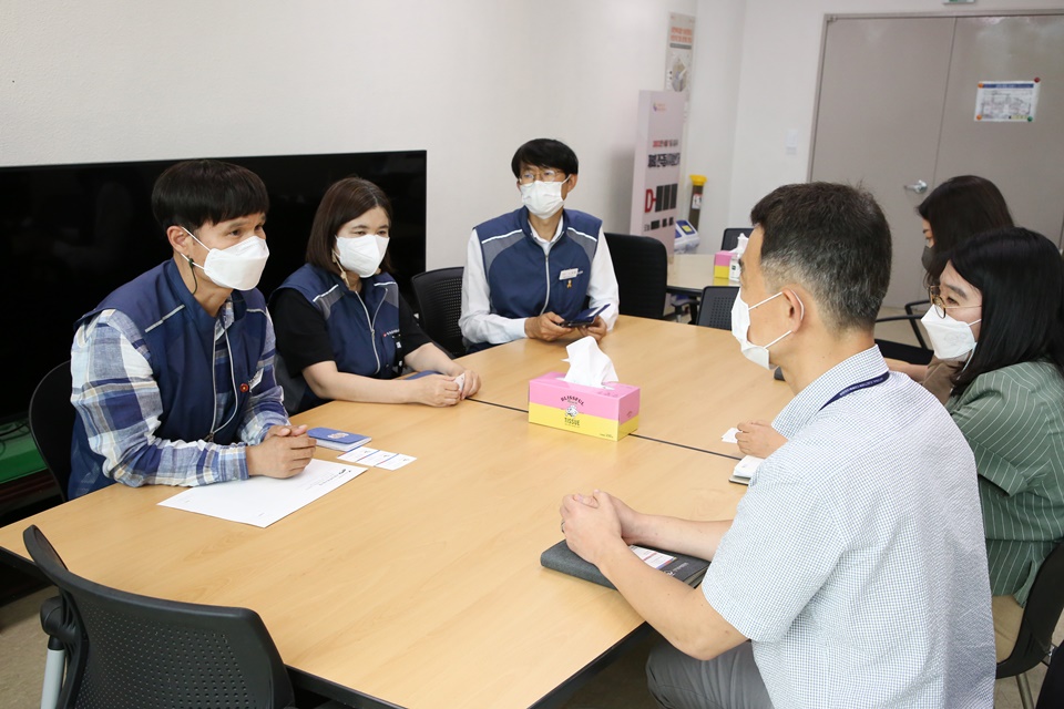 공무원노조 조창종 부위원장과 전주시지부 라미숙 지부장, 조합 노병환 정책국장이 선관위 관계자를 면담하고 있다.