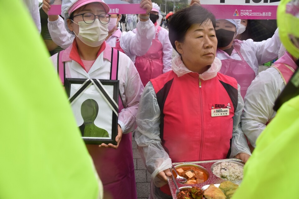 박미향 전국학비노조 위원장이 급식판을 들고 앞서자 경찰이 가로막고 있다.