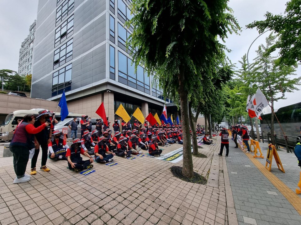 이수화학지회가 총파업 3일째인 17일, 이수화학 서울 본사 상경 투쟁을 진행했다.