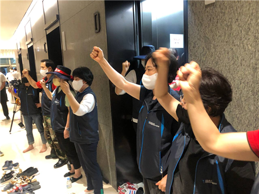 전국가전통신서비스노동조합 코웨이 코디‧코닥지부 조합원 30여 명이 30일 코웨이 본사(서울 구로구) 엘리베이터에 주저앉아 대표이사 면담을 요구하고 있다. @전국가전통신서비스노조
