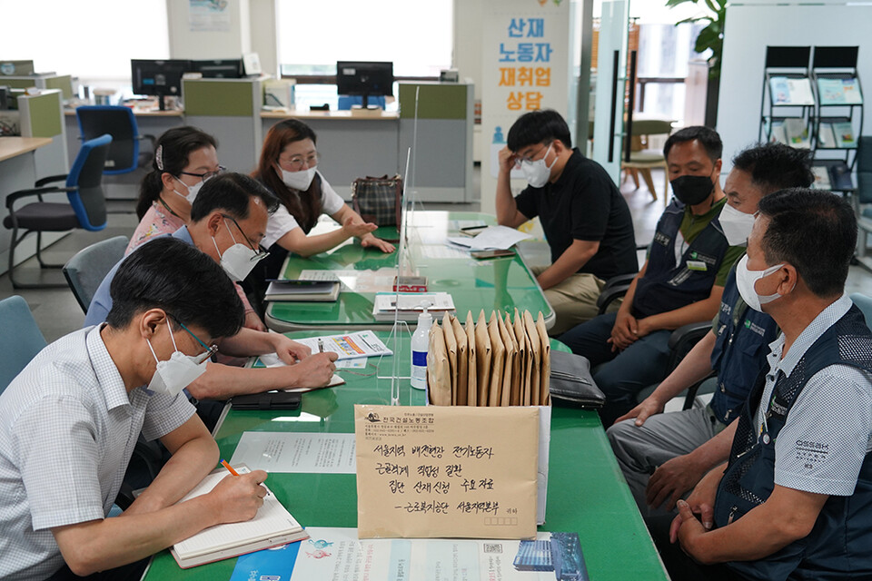 기자회견 후 참가자들은 근로복지공단 서울본부에 집단 산재 신청을 하며 면담을 진행했다.