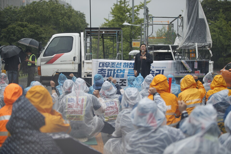 13일 산업은행과 대통령 집무실 앞에서 열린 대우조선 하청노동자 파업 장기화에 산업은행의 결단과 정부 책임을 요구하는 결의대회에서 문화공연이 진행중이다. ⓒ 김준 기자