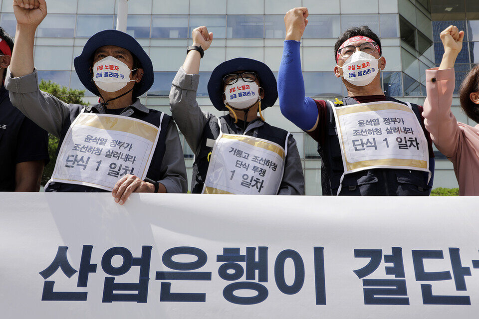 대우조선 하청노동자 무기한 단식농성 긴급기자회견이 14일 오후 2시 서울 여의도 산업은행 앞에서 열렸다. ⓒ 변백선 기자