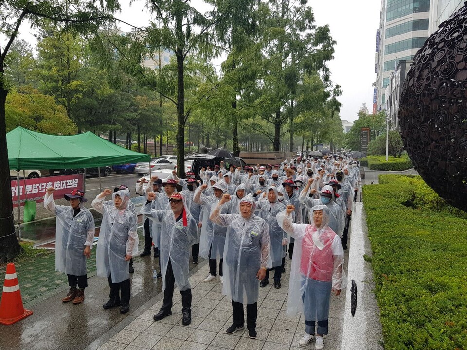 18일 오전 열시, 대전 서구 탄방동에 위치한 계룡건설산업 앞에서 "덤프노동자 총파업 결의대회"를 진행하고 있다.