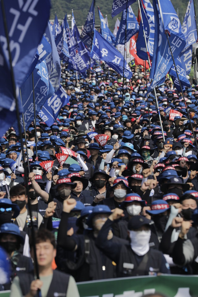 금속노조 7.20 총파업을 맞아 영호남 조합원 8000여명이 대우조선해양 앞으로 모였다. 대우조선 하청노동자인 금속노조 거제통영고성하청지회의 파업을 지지하기 위함이다. ⓒ 변백선 기자