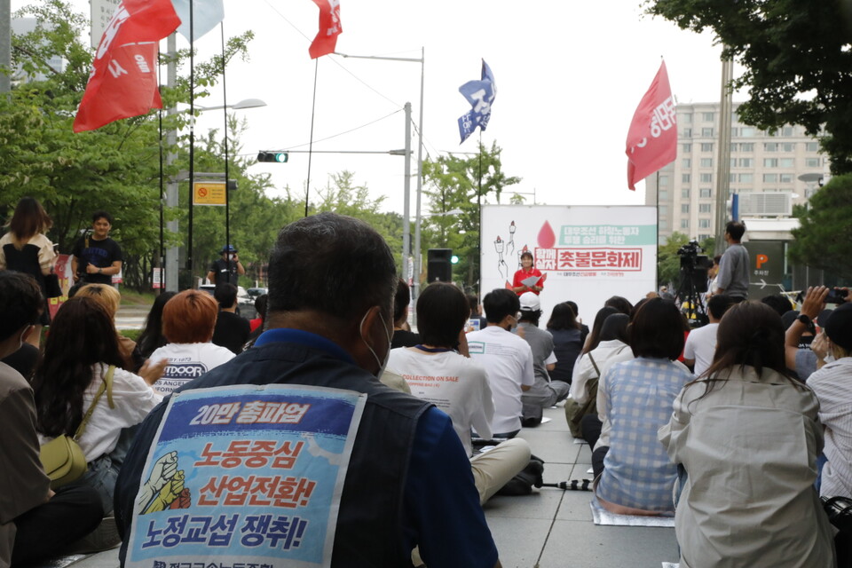 대우조선 하청노동자 교섭이 마무리 된 후 22일 산업은행 앞에서 마지막 촛불문화제가 열렸다. ⓒ 김준 기자