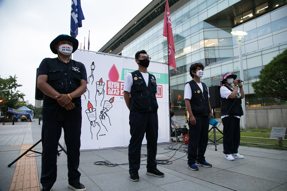 대우조선 하청노동자 교섭이 마무리 된 후 22일 산업은행 앞에서 마지막 촛불문화제가 열렸다. ⓒ 김준 기자