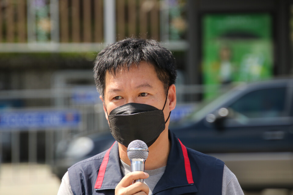 박성현 이랜드노동조합 위원장이 각종 유통업체 노동자의 현실을 고발하고 있다.