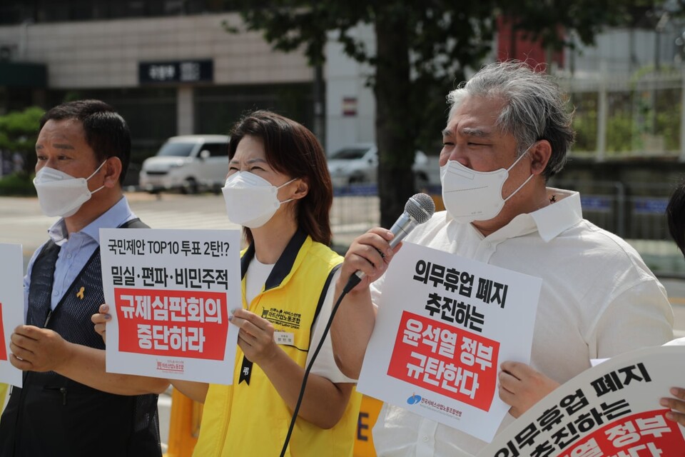 이성원  한국중소상인자영업자총연합회 사무총장이 대형마트 의무휴업폐지 반대와 관련된 연대 발언을 했다. @ 마트산업노조