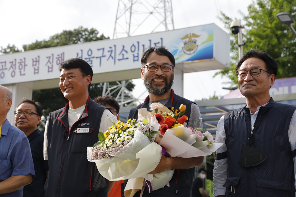 5일, 서울구치소 앞에서 윤택근 수석부위원장의 석방을 축하하는 환영대회가 열렸다. ⓒ 김준 기자