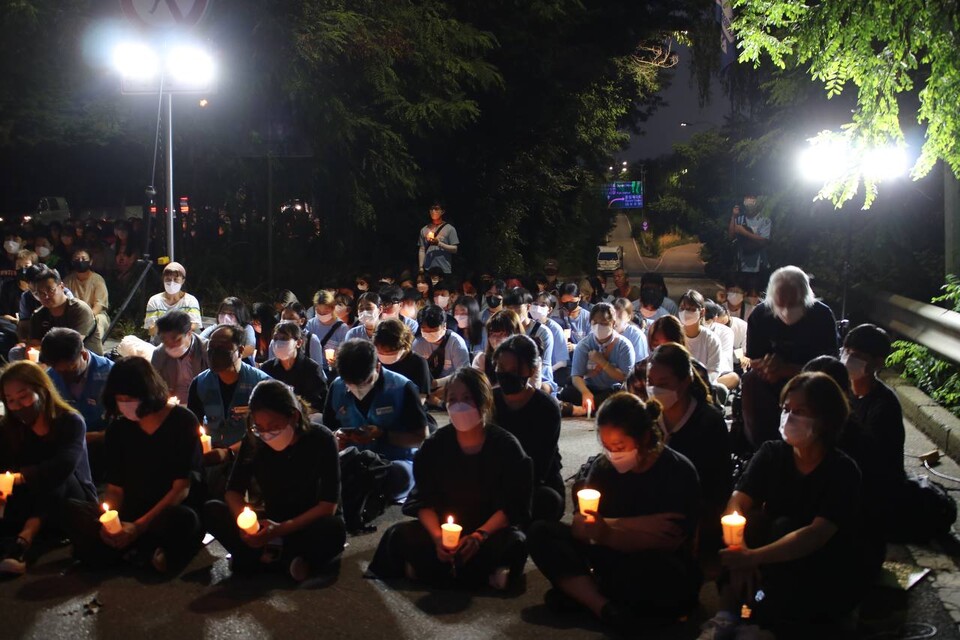 수많은 시민과 학생들이 고인을 추모하는 촛불을 밝히고 있다.