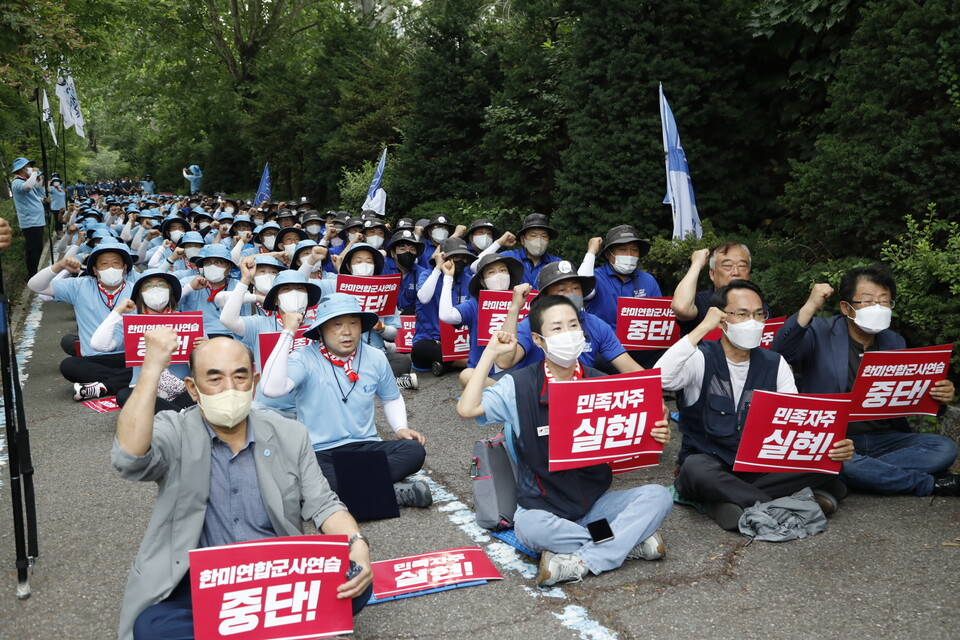 13일, 한미연합사 앞에서 민주노총과 한국노총의 통일선봉대가 남북노동자 결의대회를 열었다. ⓒ 김준 기자
