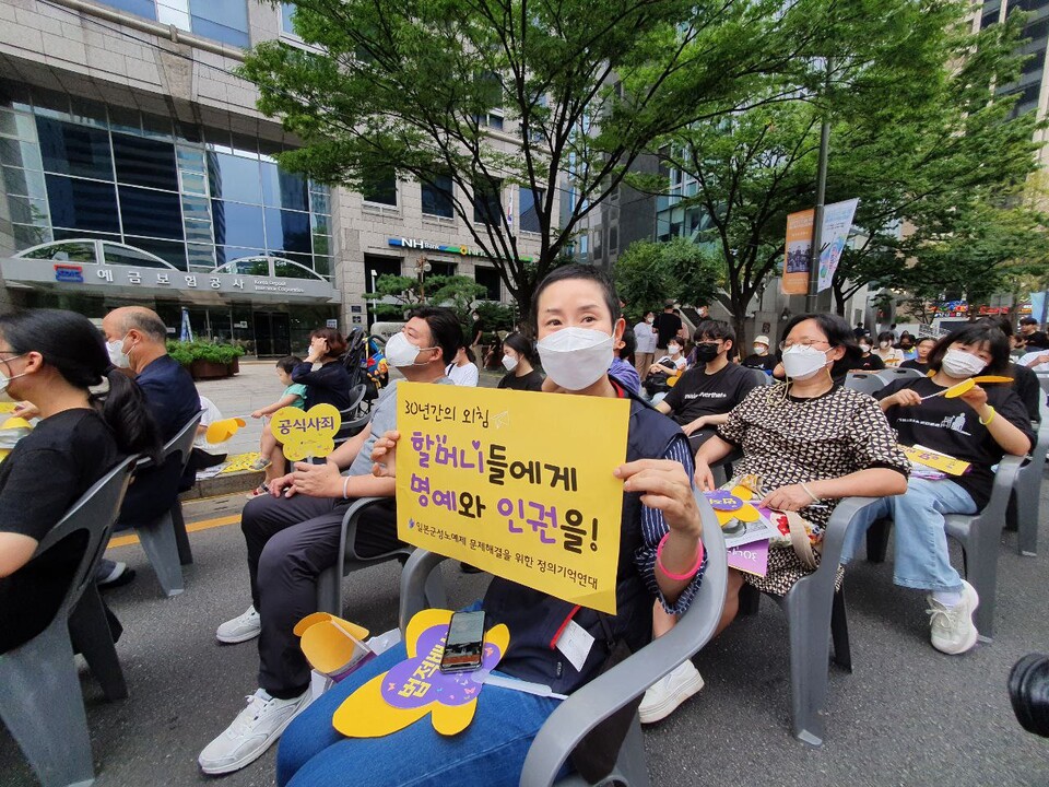 14일 오후 5시 청계천 광통교와 예금보험공사 사이에서 제10차 세계일본군‘위안부’기림일 맞이 나비문화제가 열렸다.