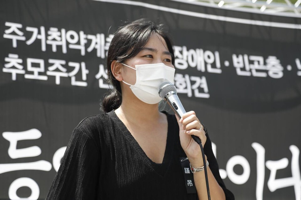 김윤영 기초법공동행동 활동가가 기초생활수급자 지원이 제대로 발휘되지 못함을 비판하고 있다 ⓒ 민주노총
