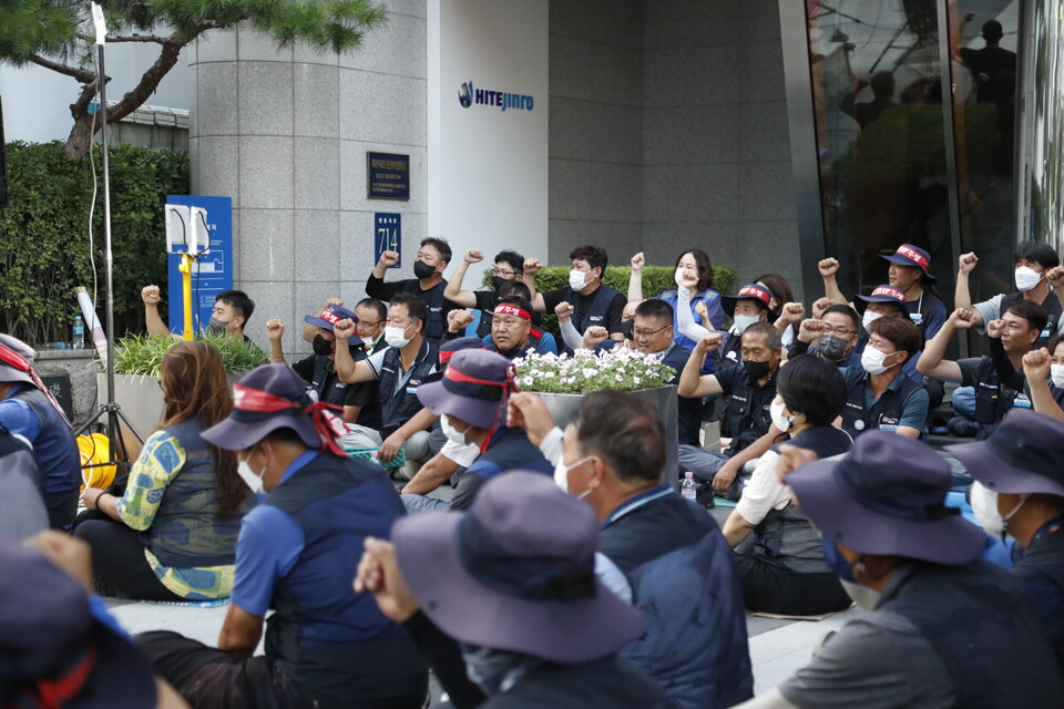16일, 하이트진로 본사 앞에서 열린 하이트진로 고공농성 투쟁문화제. ⓒ 김준 기자