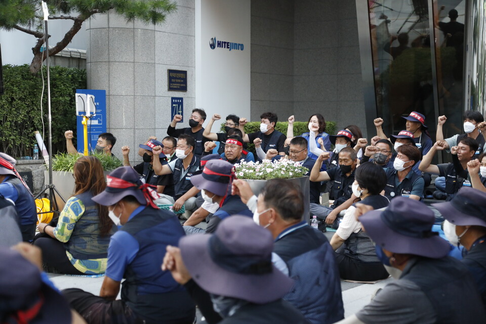 16일, 하이트진로 본사 앞에서 열린 하이트진로 고공농성 투쟁문화제. ⓒ 김준 기자