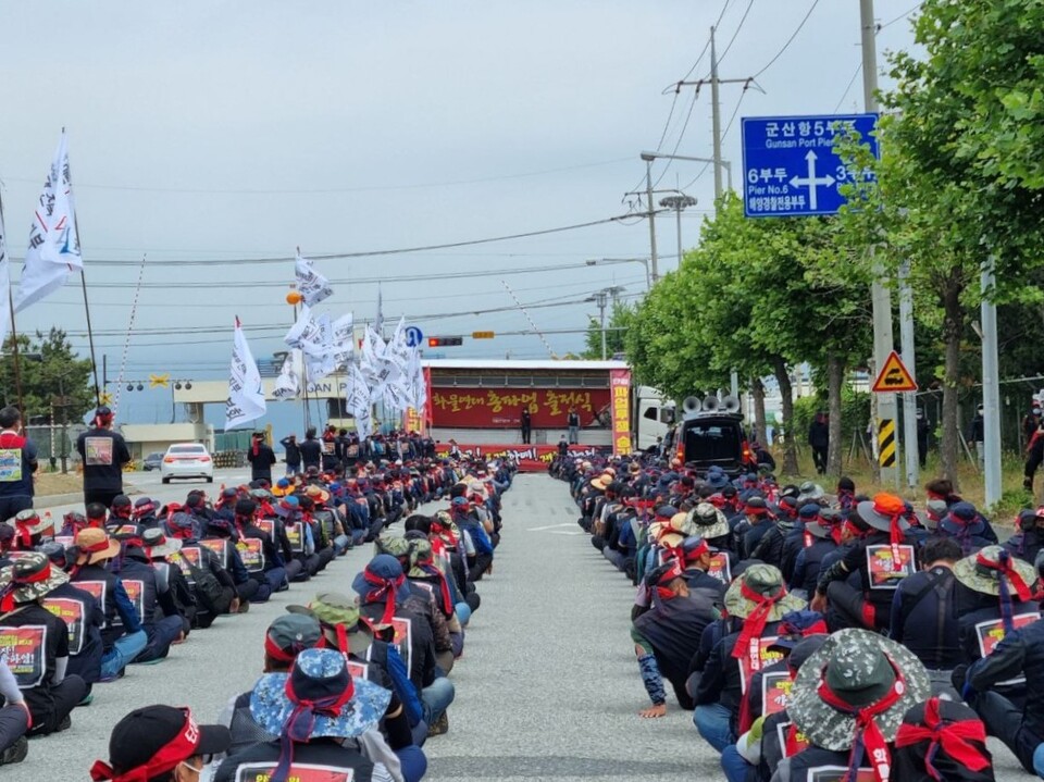 지난 6월 7일, 화물연대전북본부 파업 출정식이 군산항 5부두에서 진행되었다.