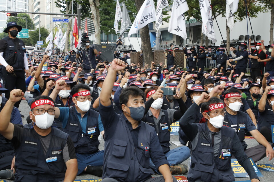 18일 하이트진로 본사 앞에서 고공농성투쟁 승리, 공공운수노조 결의대회가 열렸다. ⓒ 김준 기자