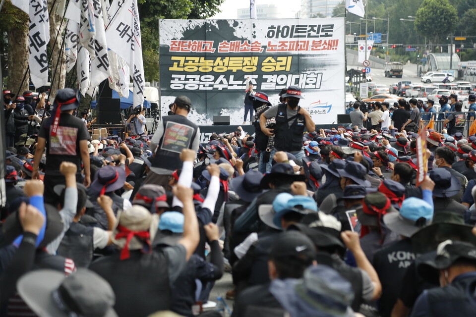 18일 하이트진로 본사 앞에서 고공농성투쟁 승리, 공공운수노조 결의대회가 열렸다. ⓒ 김준 기자