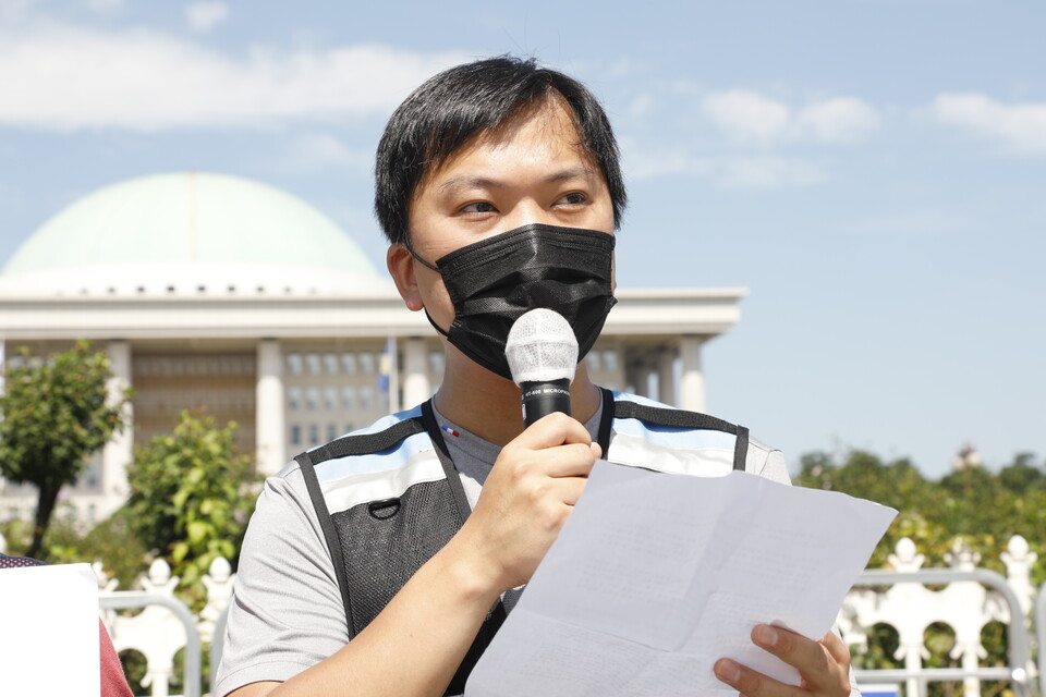 1일, 국회 앞에서 열린 '자율로는 불가능한 온라인 플랫폼 규제, 국회가 나서라 기자회견' ⓒ 김준 기자