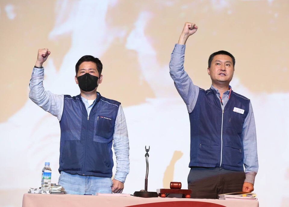 공무원노조 전호일 위원장과 김태성 사무처장이 대의원대회에서 공무원노조 진군가를 부르고 있다.