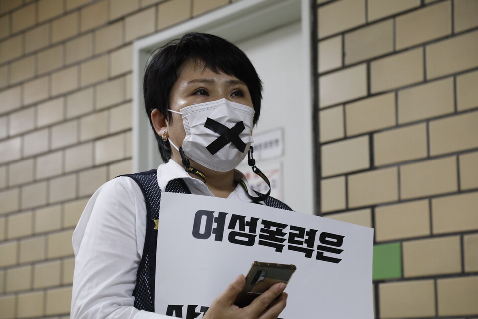16일, 국립의료원에서 신당역까지 여성노동자 안전한 일터를 위한 침묵 시위 및 행진을 진행했다. ⓒ 김준 기자