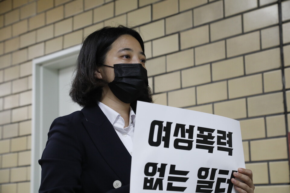 16일, 국립의료원에서 신당역까지 여성노동자 안전한 일터를 위한 침묵 시위 및 행진을 진행했다. ⓒ 김준 기자