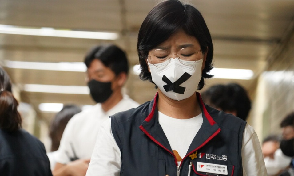16일, 국립의료원에서 신당역까지 여성노동자 안전한 일터를 위한 침묵 시위 및 행진을 진행했다. ⓒ 이준혁 기자