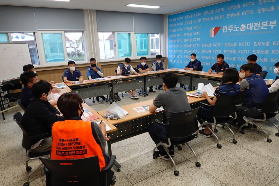 21일, 양경수 위원장이 조합원들의 고충을 듣고 전국노동자대회의 참여를 독려하는 대전 지역 순회를 진행했다. ⓒ 민주노총 제공
