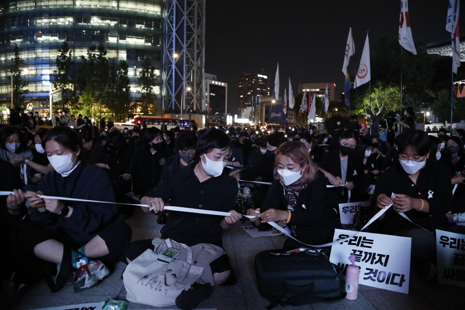 신당역 여성노동자 스토킹 살인사건에 분노한 이들이 22일 오후 7시 서울 종로구 보신각 앞에 모여 집회를 열었다 이들은 '어디도 안전하지 않았다. 우리는 끝까지 싸울 것'이라고 했다. ⓒ 조연주 기자