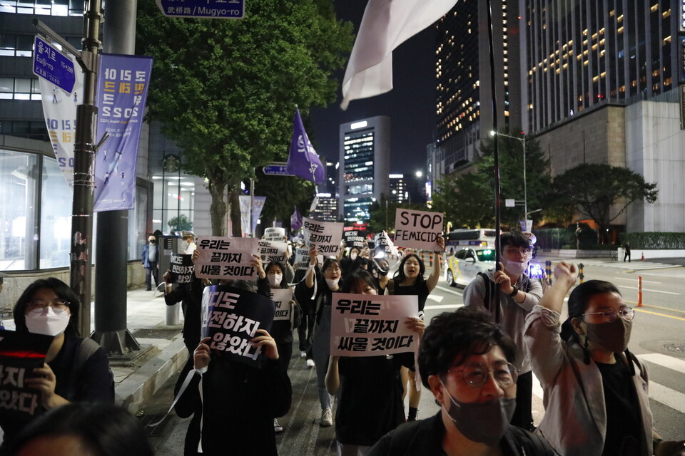 신당역 여성노동자 스토킹 살인사건에 분노한 이들이 22일 오후 7시 서울 종로구 보신각 앞에 모여 집회를 열었다 이들은 '어디도 안전하지 않았다. 우리는 끝까지 싸울 것'이라고 했다. ⓒ 조연주 기자