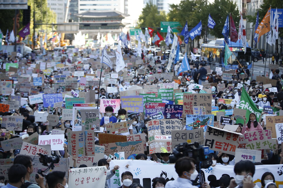 24일 숭례문 앞에서 3만 5000여명의 시민이 모여 '924 기후정의행진'을 진행했다. ⓒ 김준 기자