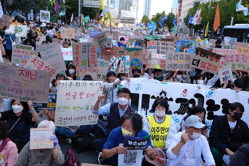 24일 숭례문 앞에서 3만 5000여명의 시민이 모여 '924 기후정의행진'을 진행했다. ⓒ 변백선 기자