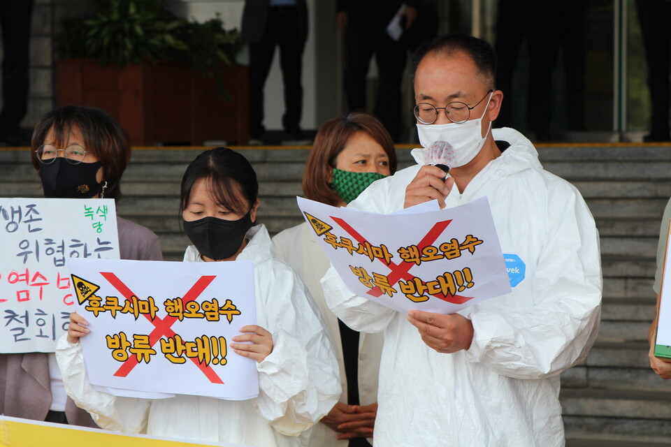 9월 26일 탈핵·기후위기 제주행동이 주최한 후쿠시마 핵오염수 방류 저지를 위한 범도민서명운동 결과 발표 기자회견에서 박현우 진보당 제주도당 위원장이 회견문을 낭독하고 있다.