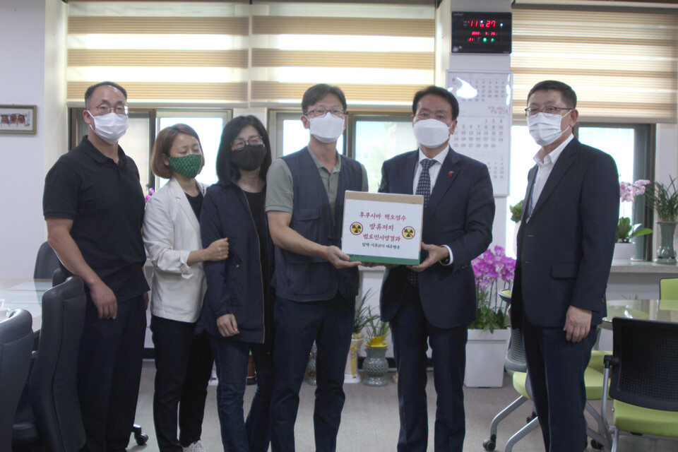 9월 26일 탈핵·기후위기 제주행동이 김희현 제주특별자치도 정무부지사에게 제주도민 9천281명의 서명을 전달했다.