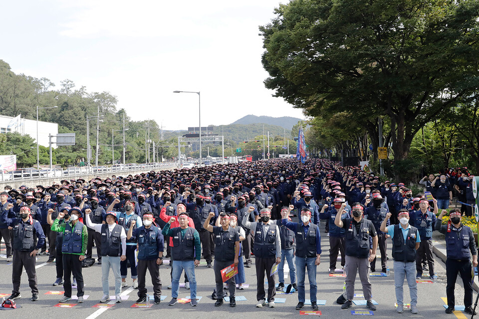 금속노조 충남지부 현대제철비정규직지회, 광주전남지부 현대제철비정규직지회, 현대제철순천단조비정규직지회, 울산지부 현대제철울산지회 등 현대자동차그룹 제철 비정규직 조합원들이 9월 28일 서울 양재동 그룹 본사 앞에 모여 ‘불법파견 해소, 차별 해소, 2022년 투쟁 승리 현대제철 비정규직 네 개 지회 총파업 결의대회’를 열고 있다. 신동준 기자 (금속노조)