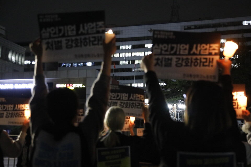 5일과 6일 대통령 집무실 앞에서 '故 홍정운 군 기일 맞이 1주기 추모 촛불 집회'가 열렸다. ⓒ 김준 기자