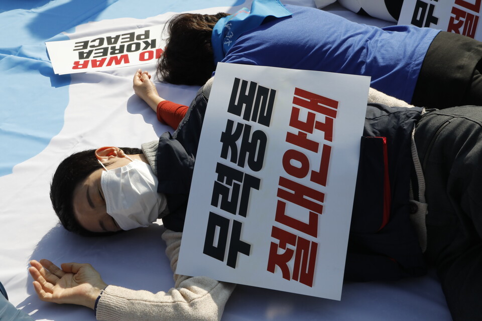 27일 대통령 집무실 앞에서 열린 '한반도 위기에 대한 긴급 기자회견' ⓒ 김준 기자