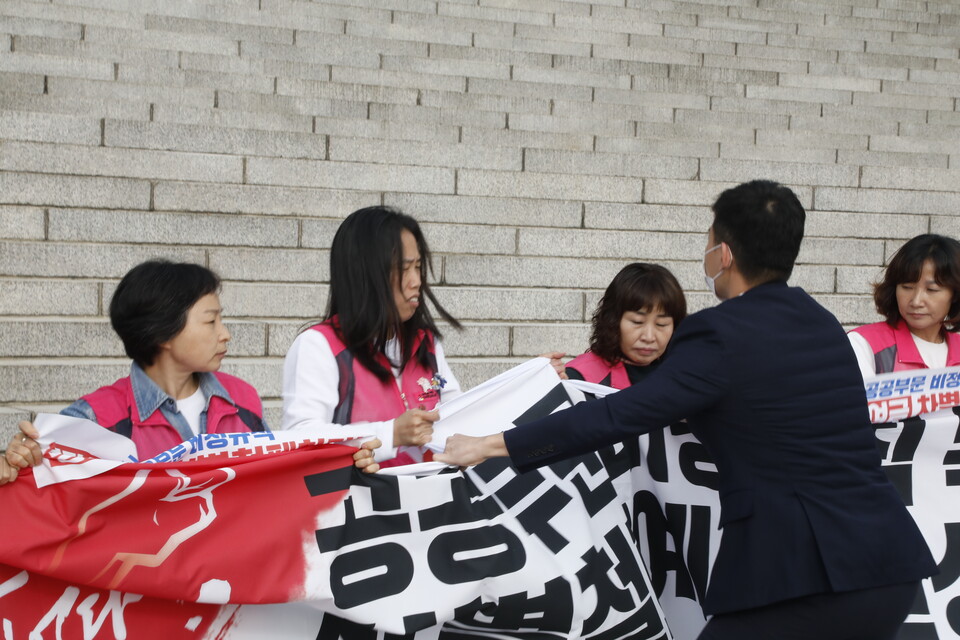 21일, 국회 본관 앞에서 열린 '100만 공공부문 비정규직 복지수당 차별철폐 예산 편성 촉구 기자회견' ⓒ 김준 기자